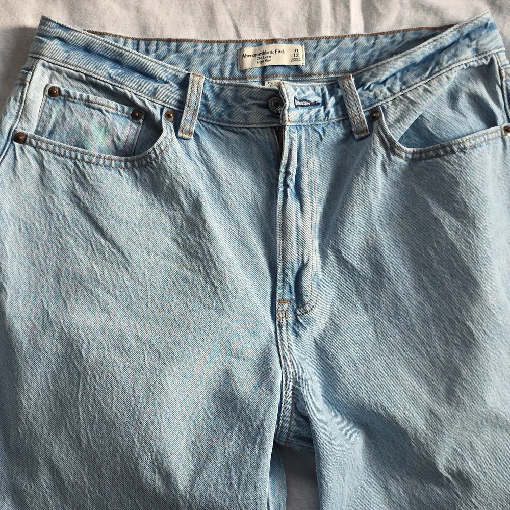 Abercrombie & FitchThe LooseHigh RiseLight WashSize 31/12L - Picture 2 of 6